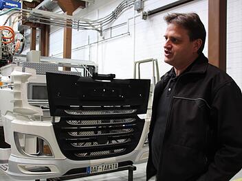 Bei einem  Termin der Industrie- und Handelskammer stellte Vertriebsleiter Horst Hesse  2015 die Takata-Produktpalette vor: Spoiler, Ziergitter oder Türverkleidungen - 80 Prozent aller europäischen Lkw sind mit einem Kunststoffteil der Firma Takata Plastec aus Albertshausen ausgestattet. Anja Greiner/Archiv