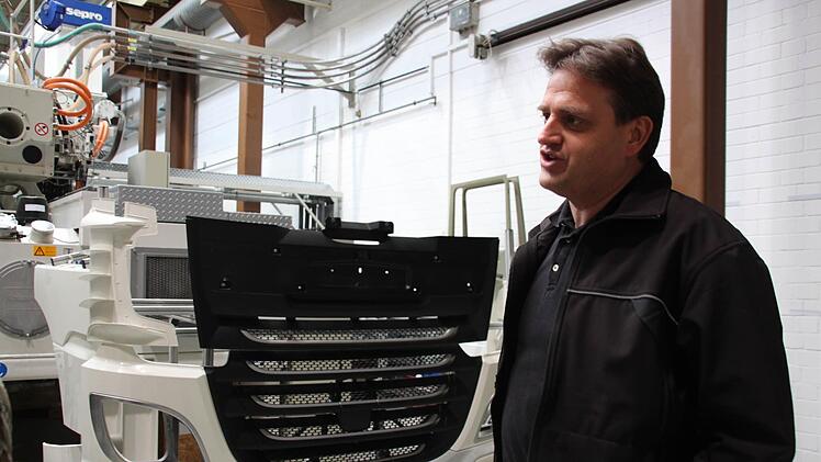 Bei einem  Termin der Industrie- und Handelskammer stellte Vertriebsleiter Horst Hesse  2015 die Takata-Produktpalette vor: Spoiler, Ziergitter oder Türverkleidungen - 80 Prozent aller europäischen Lkw sind mit einem Kunststoffteil der Firma Takata Plastec aus Albertshausen ausgestattet. Anja Greiner/Archiv