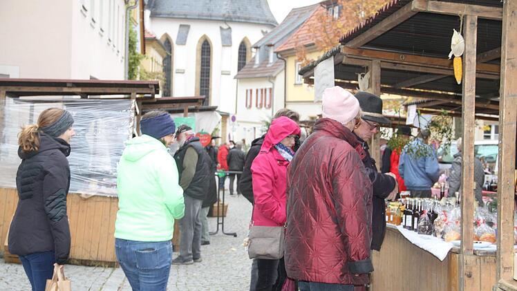 Trotz des nasskalten Wetters war der Obstmarkt in der Bärengasse gut besucht.     Gerda Völk