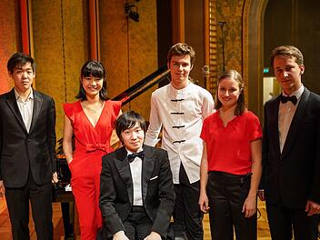 Gruppenbild mit Gewinner: Tomoki Sakata (sitzend) ist der Gewinner des Kissinger KlavierOlymps 2019. Um ihn herum (von links) Yutong Sun, Tiffany Poon, Robert Neumann, Nina Gurol und Daumants Liepins.Konstantin Winter