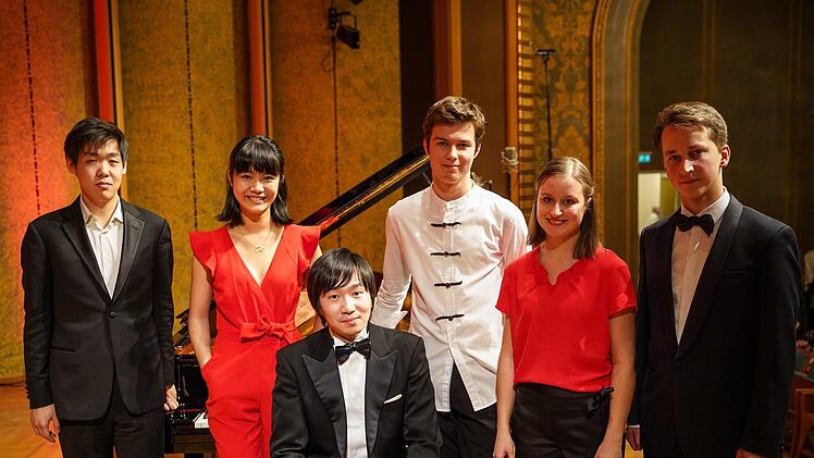 Gruppenbild mit Gewinner: Tomoki Sakata (sitzend) ist der Gewinner des Kissinger KlavierOlymps 2019. Um ihn herum (von links) Yutong Sun, Tiffany Poon, Robert Neumann, Nina Gurol und Daumants Liepins.Konstantin Winter