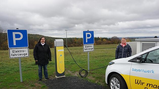 Die neue E-Ladesäule am Wanderparkplatz oberhalb von Sandberg wurde von Bürgermeisterin Sonja Reubelt (links) und Christine Pfaff von der Bayernwerk Netz GmbH offiziell eröffnet.  Foto: Marion Eckert