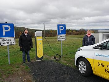 Die neue E-Ladesäule am Wanderparkplatz oberhalb von Sandberg wurde von Bürgermeisterin Sonja Reubelt (links) und Christine Pfaff von der Bayernwerk Netz GmbH offiziell eröffnet.  Foto: Marion Eckert