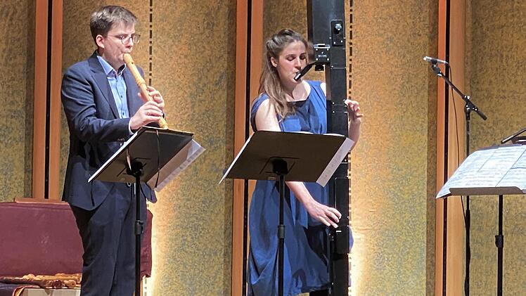 So unterschiedlich von Gestalt, und doch ist alles Flöte: Max Volbers und Elisabeth Wirth hatten zu einem unterhaltsamen Nachmittag in den Rossini-Saal geladen.     Foto: Gerhild Ahnert