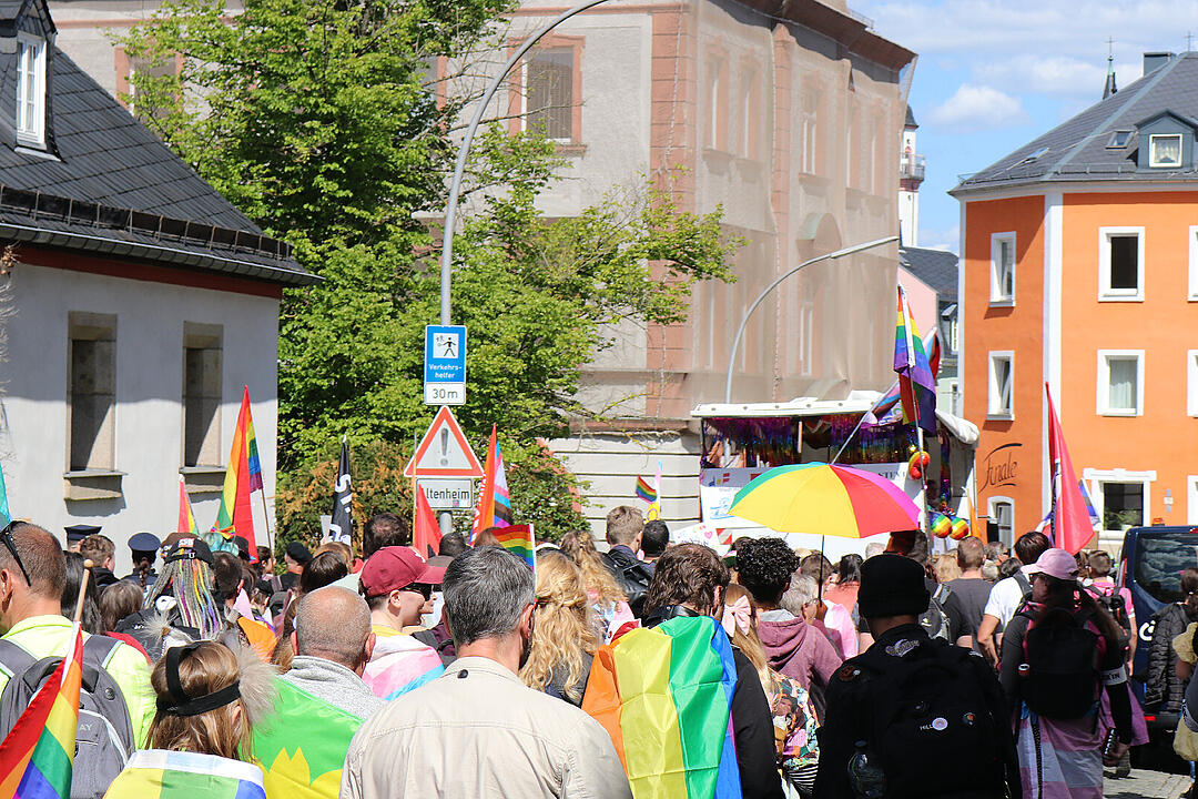 Mit über 1000 Besuchern ist der Hofer Christopher Street Day 2025 ein voller Erfolg gewesen. Das sind unsere Highlights gewesen.