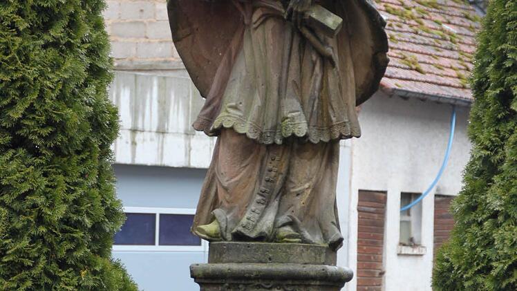 Auch er hier muss weichen: Der Nepomuk wird neben die neue Brücke versetzt. Foto: Ulrike Müller