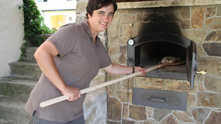 Anja Pezold backt im urigen Backofen selbst Brot.