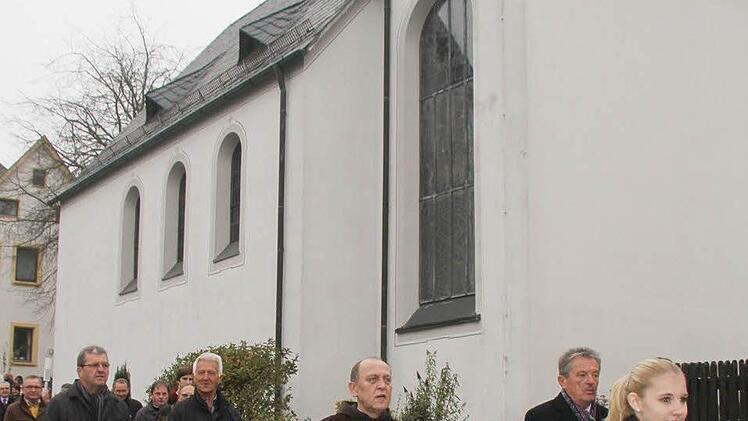 Auf dem Weg von der Reichenbacher Kirche bis zum Friedhof, der am Ortsende gelegen ist, beteten die zahlreichen Gläubigen den glorreichen Rosenkranz.
