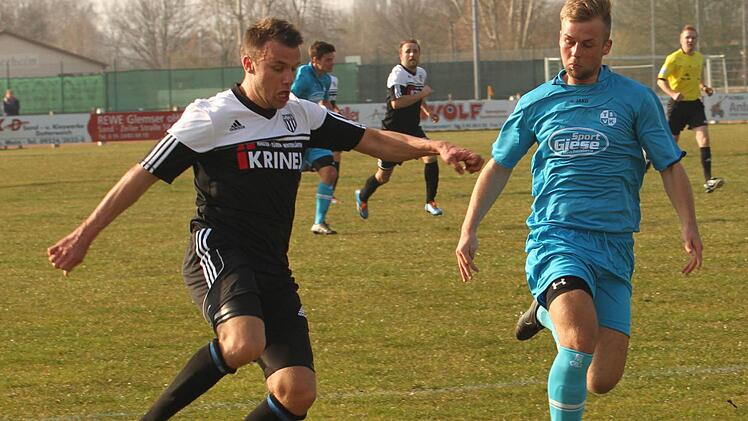 Aus 10 Metern zieht hier der Sander Thorsten Schlereth (links) ab, sein Schuss wird jedoch abgewehrt. Foto: Günther Geiling