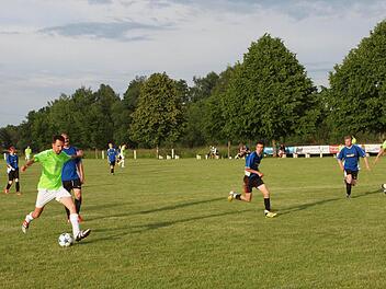Hier erzielt der Bürgermeister Andreas Hügerich das Tor zum 6:3 Endstand für die Mannschaft der Stadt gegen eine Auswahl der Schneyer Vereine.