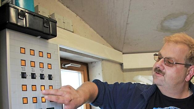 Michael Eckl zeigt im Technikraum der Seeb&uuml;hne, wo sich das Licht steuern l&auml;sst. Foto: Tobias Kindermann