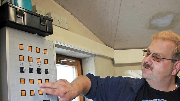 Michael Eckl zeigt im Technikraum der Seebühne, wo sich das Licht steuern lässt. Foto: Tobias Kindermann