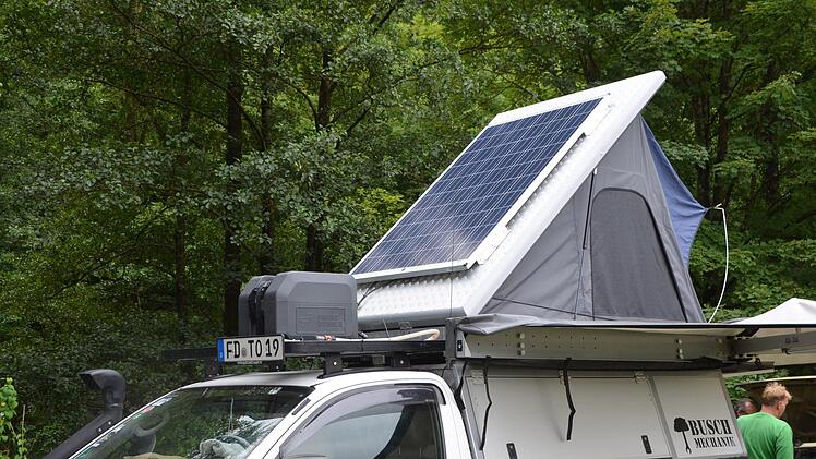 Abenteurer und Weltenbummler haben sich beim Globetrotter-Treffen vom feuchten Wetter nicht die Stimmung vermiesen lassen. Ein Ländersammler liest aus seinem neuen Buch. Foto: Peter Rauch