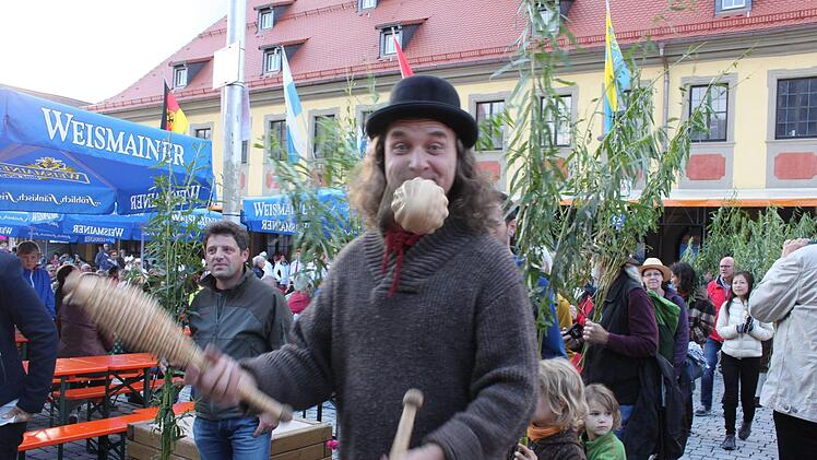 Kleinkunst gehört zum Korbmarkt dazu; hiervon gab es beim Einzug aller Mitwirkenden am Freitagabend einen kleinen Vorgeschmack.Popp