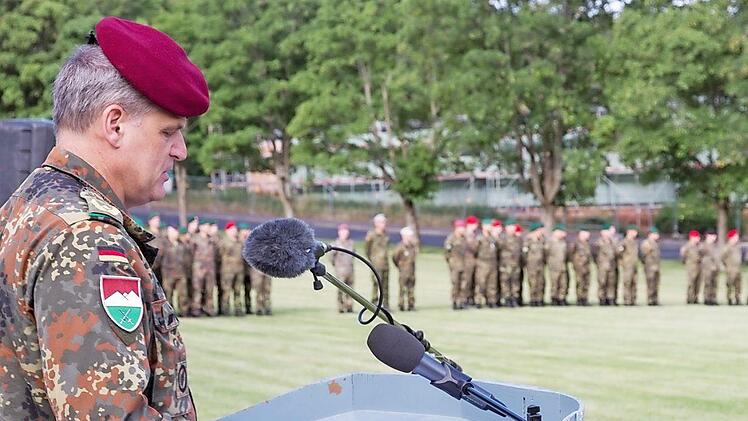 Brigadegeneral Hannemann bei der Ansprache vor seinen Soldaten. Aus den Ausbildungsst&uuml;tzpunkten in Mittenwald und Altenstadt waren ebenfalls Delegationen vertreten.  Foto: Jennifer Quehl
