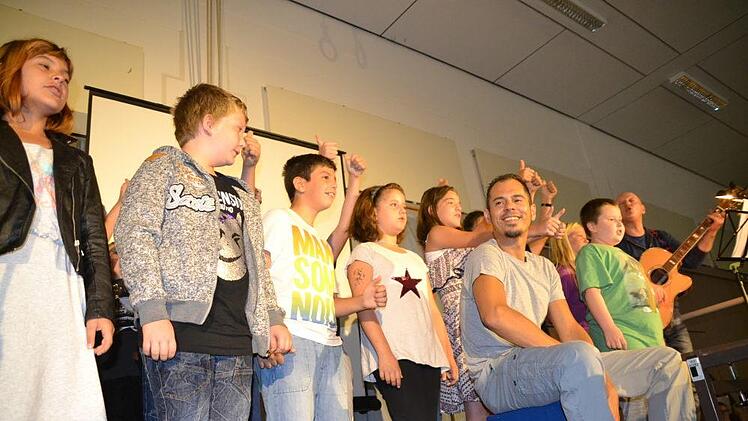 Den Auftakt machte der G-Chor mit der Klasse 3a