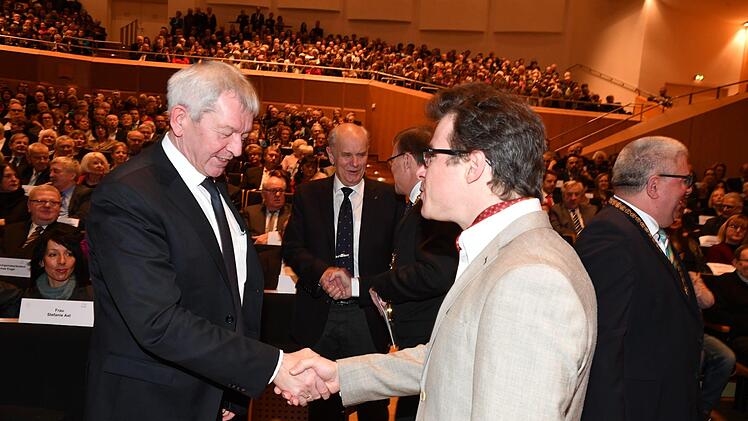 Landrat  Johann Kalb (CSU) begrüßt Jakub Hruša.
