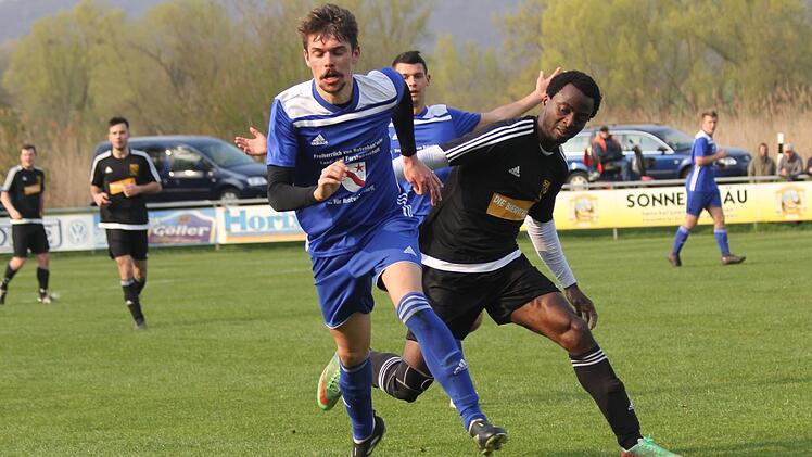 Der Rentweinsdorfer Markus Weißheimer (vorne) wird von Post-Akteur Cedric Betom  Nwatsok verfolgt. Am Ende setzten sich die Gäste etwas glücklich mit 2:0 durch.Markus Schütz/anpfiff.info
