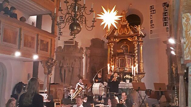 F&uuml;r festlichen Klang sorgten Kidsorchester sowie Sch&uuml;ler- und Jugendorchester K&uuml;ps in der Kirche in Schm&ouml;lz. Foto: privat