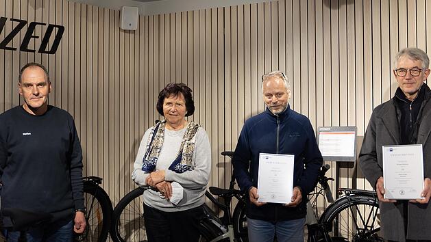 Dienstjubil&auml;en bei der Firma Bikeworld Brand in Euerdorf: Gesch&auml;ftsf&uuml;hrer Stefan Brand (von links) und Seniorchefin Christel Brand gratulierten Alexander L&ouml;sch und Richard Nickisch.