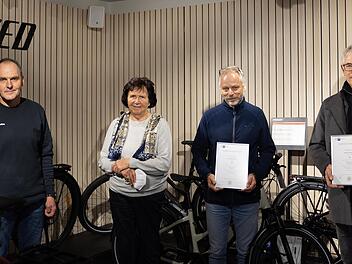 Dienstjubiläen bei der Firma Bikeworld Brand in Euerdorf: Geschäftsführer Stefan Brand (von links) und Seniorchefin Christel Brand gratulierten Alexander Lösch und Richard Nickisch.