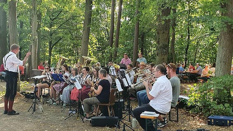 Die Adelsdorfer Musikanten spielen Volksmusik auf dem Laufer Keller.