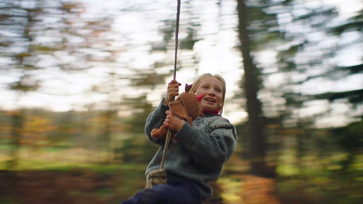Benni (Helena Zengel) erlebt bei ihrem dreiw&ouml;chigen Aufenthalt in einer einsamen Waldh&uuml;tte ein paar gl&uuml;ckliche Momente.