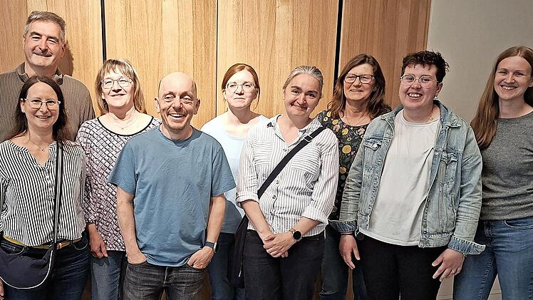 &Uuml;ber die Lesung von Bernhard Ho&euml;cker (4.v.l.) freuten sich mit den Kindergartenkindern (v.l.) J&uuml;rgen und Michaela Leitschuh, Kirsten W&uuml;scher, Sabrina B&ouml;ckle, Steffi Miller, Conny H&auml;lbig, Bibliotheksleitung Cindy Paulus und Melanie Abel.