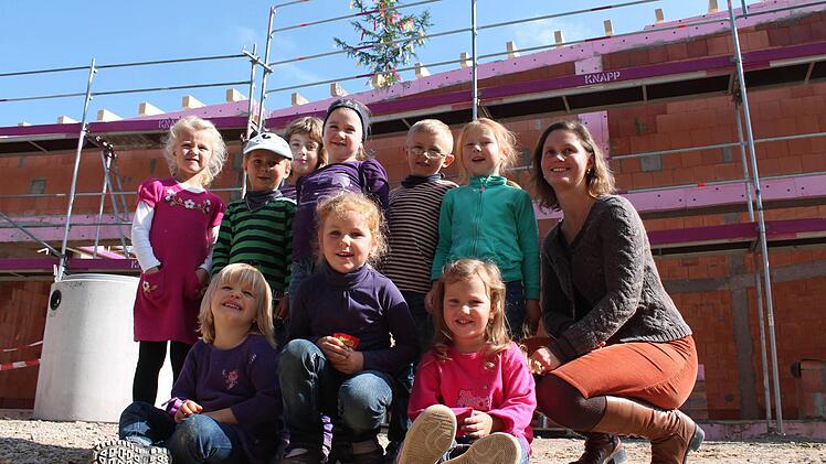 Stephanie Gläser (rechts) und einige Kindergartenkinder am Neubau. Foto: Benedikt Borst/Archiv