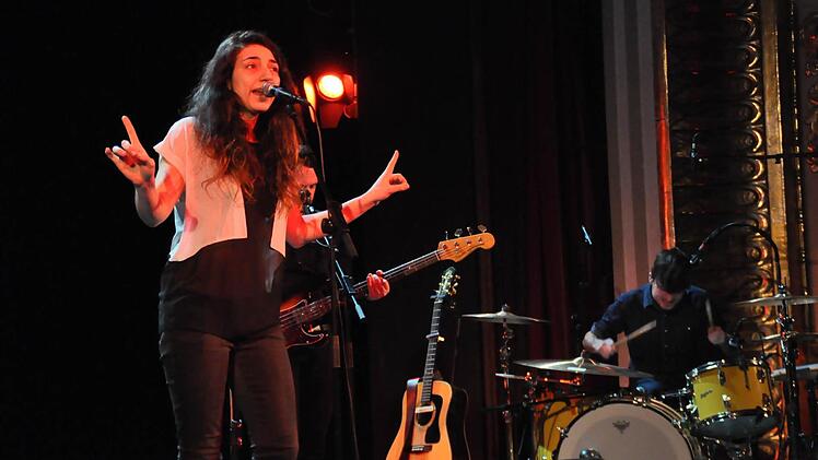 Mit einer perfekten Bühnenshow und mitreißenden Songs punktete die belgische Spitzenband "Intergalactic Lovers" im Bad Kissinger Kurtheater.. Foto: Klopf