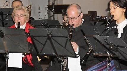 Ein noch ungewohnter Anblick: Pater Markus als Klarinettist beim Konzert der Stadtkapelle.  Foto: Arnold Nöth