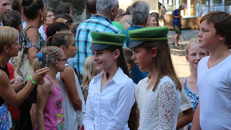 Die Casimirianer haben Mützen in den Schulfarben. Ab der zehnten Klasse können die Jungs auch der Schülerverbindung Casimiriana beitreten.