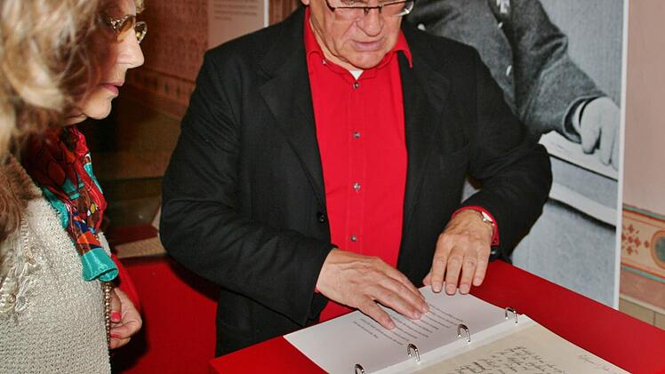 Der Historiker Lothar Machtan zeigt den Besuchern das Originaldokument des "Kissinger Diktats" von 1877.  Foto: Werner Vogel