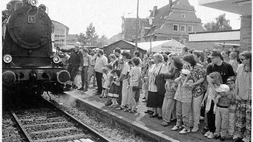 Eberns Bahnhof zum 100. Jubiläum der Bahnstrecke im Jahr 1996.
