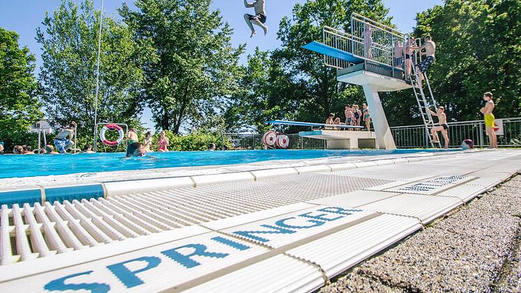 Den Kindern und Jugendlichen im Springerbecken war anzumerken, dass viele fehlende Sommertage aufzuholen waren. Foto: Marian Hamacher