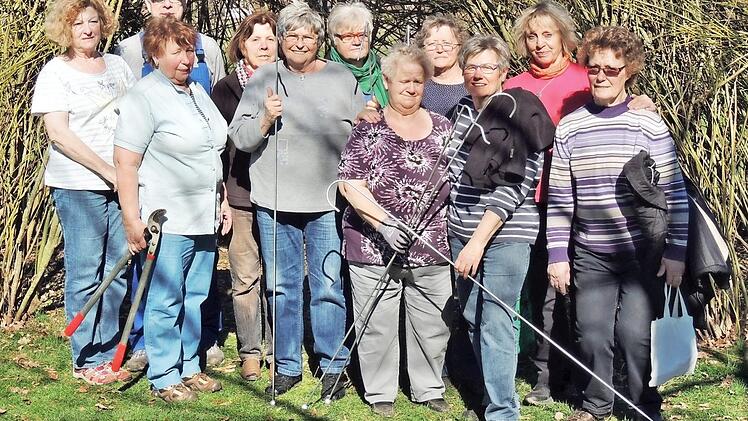 Nach getaner Arbeit, die wohl auch wegen der ungewöhnlich warmen Temperatur anstrengender war als gedacht: die VdK-Flechter vor dem überarbeiteten Weideniglu im Lichtenfelser Flussbad Foto: Monika Faber