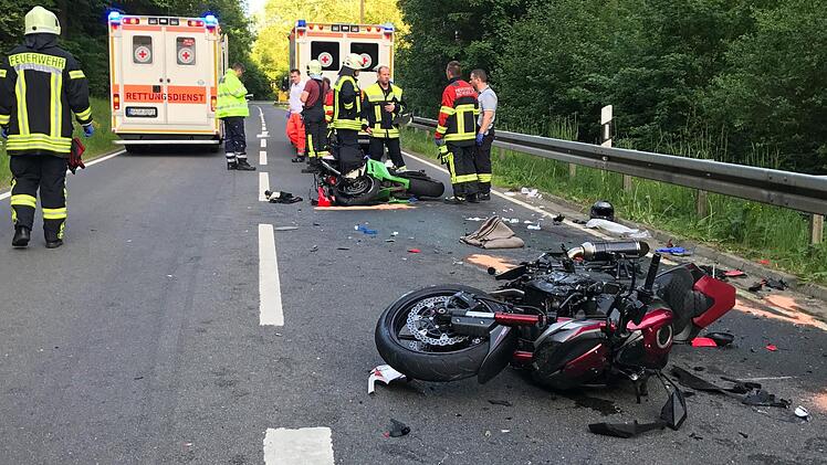 Innerhalb von 24 Stunden gab es am Würgauer Berg bei Scheßlitz drei schwere Motorradunfälle. Am Sonntagabend kollidierten zwei Motorräder. Foto: News5