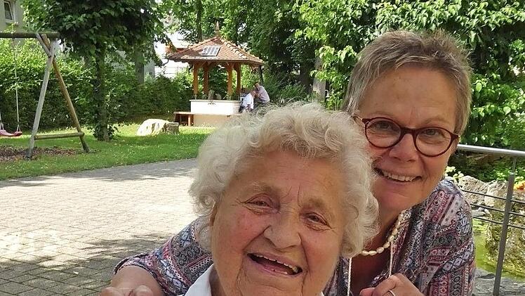 Maria Geisler mit ihrer Tochter Monika  Foto: Heidi Amon