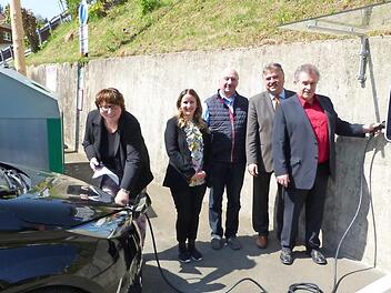 Ingrid Flieger, Johanna Hent, Raimund Graß, Klaus Peter Söllner und Siegfried Beyer (von links) nahmen die Wallbox in Wartenfels in Betrieb. Foto: Klaus-Peter Wulf