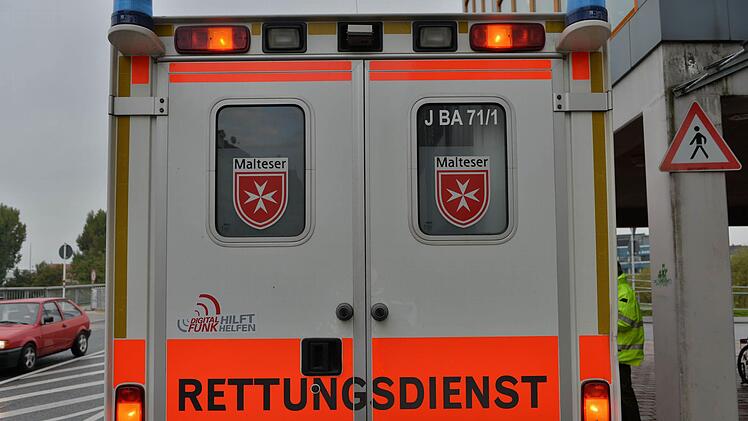 Alarmierte Rettungskräfte versorgten das Kind umgehend am Flussufer. Es kam ins Krankenhaus. Symbolbild: Ronald Rinklef
