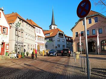 Zum Jahresende wurde von den Stadtr&auml;ten mit zwei Gegenstimmen beschlossen, die &Uuml;berwachung des parkenden Verkehrs in Bischofsheim auch im neuen Jahr fortzuf&uuml;hren.  Foto: Marion Eckert
