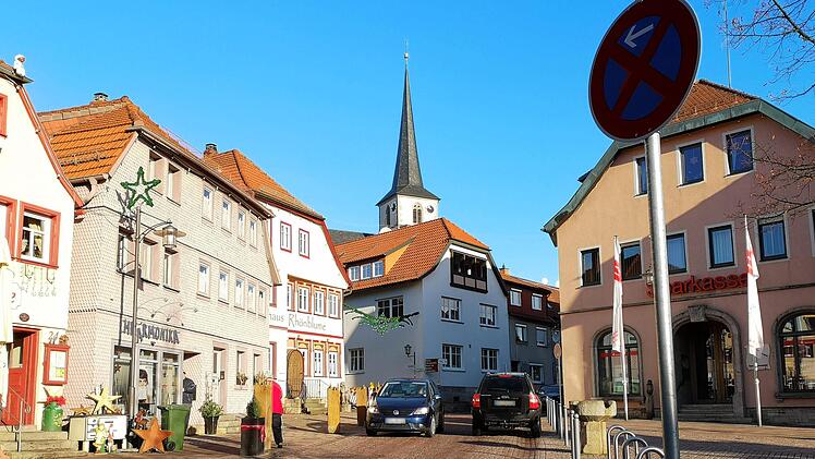 Zum Jahresende wurde von den Stadtr&auml;ten mit zwei Gegenstimmen beschlossen, die &Uuml;berwachung des parkenden Verkehrs in Bischofsheim auch im neuen Jahr fortzuf&uuml;hren.  Foto: Marion Eckert