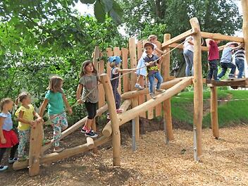 Bahn frei! Die Kinder stürmen den neuen Spielturm. Fotos: Monika Schütz