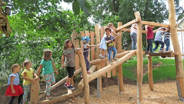 Bahn frei! Die Kinder stürmen den neuen Spielturm. Fotos: Monika Schütz