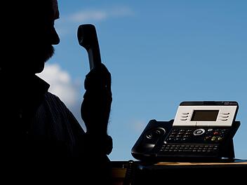 Die Bayreuther Polizei warnt vor falschen Microsoft-Mitarbeitern, die mit Telefonanrufen versuchen, Zugriff auf Computer zu bekommen. Symbolfoto: Julian Stratenschulte/dpa