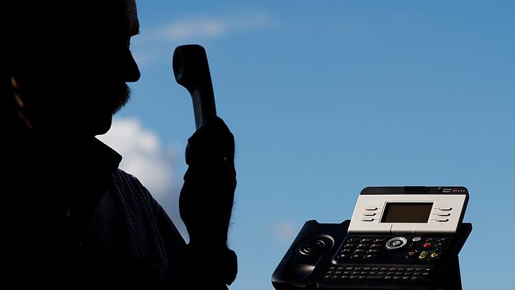 Die Bayreuther Polizei warnt vor falschen Microsoft-Mitarbeitern, die mit Telefonanrufen versuchen, Zugriff auf Computer zu bekommen. Symbolfoto: Julian Stratenschulte/dpa