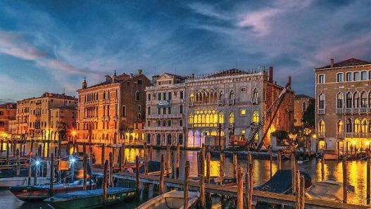 "Venice in Silence" von Karl-Heinz Gehringer (Bild links) und das sogenannte "Spucken" der Glockenspeise (starker Funkenflug beim Entweichen des entstehenden Gas-Luftgemisches aus der Glockenform) beim Glockenguss von Peter Müller (Bild rechts)