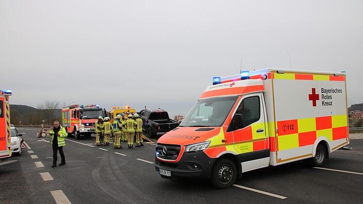 Eindrücke vom Unfall an der Anschluss-Stelle Hammelburg-Ost. Foto: Ralf Ruppert