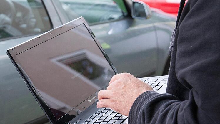 In vielen Fällen hat der Dietrich beim Autodiebstahl ausgedient, die Langfinger bauen längst auf digitale Hilfsmittel.  Foto: Kai Remmers/dpa