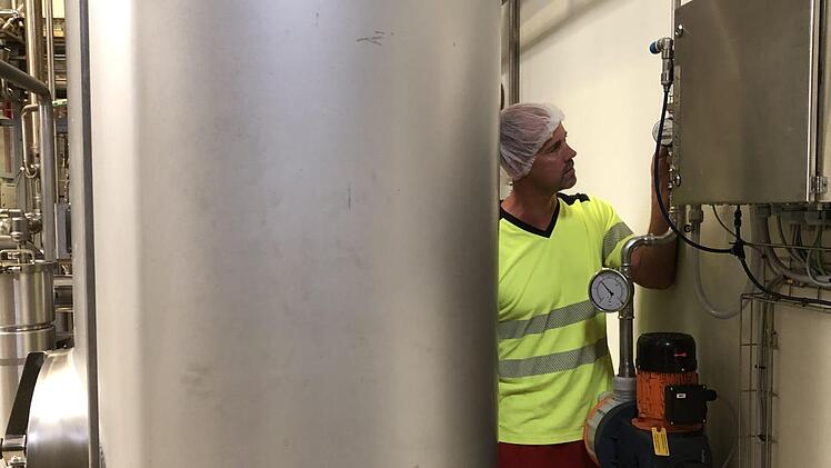 In dem großen Tank sammelt sich Tröpfchen für Tröpfchen das Messwasser - es kommt einiges zusammen.